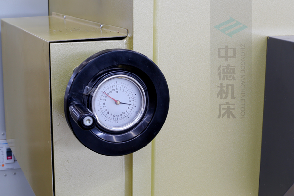 ZDG-832刀片間隙調(diào)節(jié)裝置，設(shè)置在機架前面，并有刻度顯示，調(diào)節(jié)方便.jpg