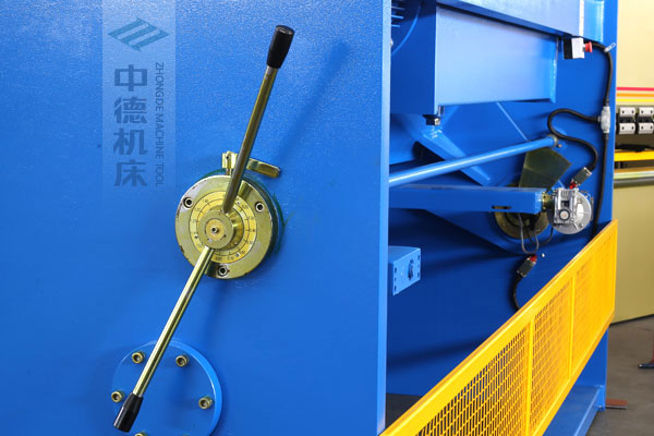ZDSK-1632剪板機刀片間隙手動調(diào)節(jié)器，刻度清淅，調(diào)節(jié)省力又簡便.jpg