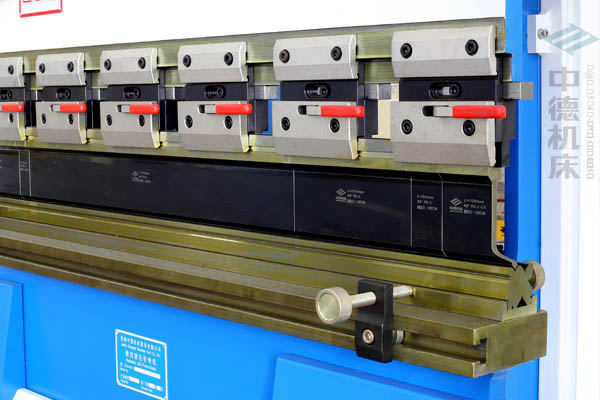 ZDPK-4015-標(biāo)準(zhǔn)分段模具并配合模具快夾，換?？焖?jpg